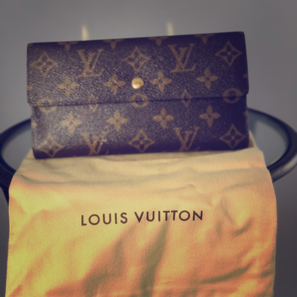 Woman’s Louis Vuitton wallet